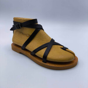 women's strappy sandals black